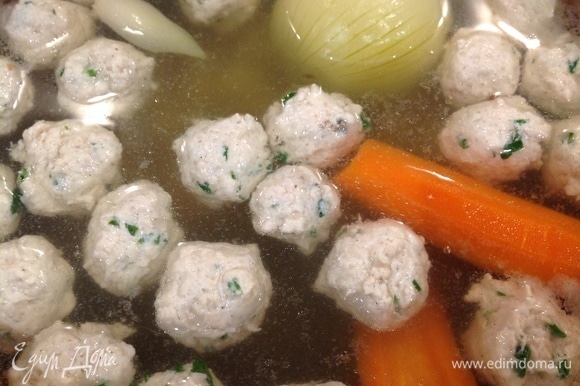 Вынуть лук, сельдерей, перец, морковь. Бросить фрикадельки в кипящий бульон. Варить 5–7 минут. Выключить суп, добавить петрушку.