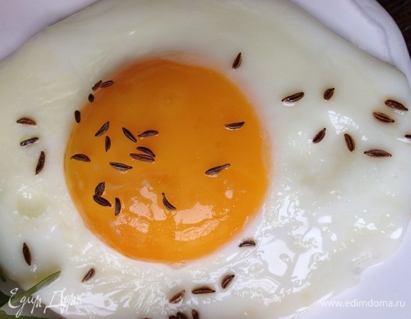 Поджарить два яйца, посолить, добавить тмин.