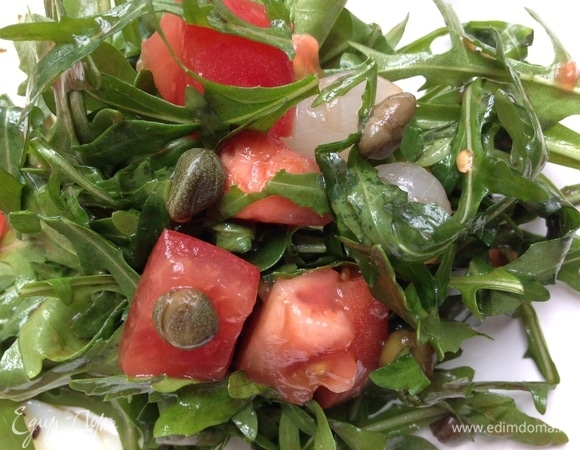 Нарезать кубиками помидор, добавить маринованный лук, каперсы, руколу, заправить оливковым маслом и бальзамическим кремом. Хорошо перемешать.