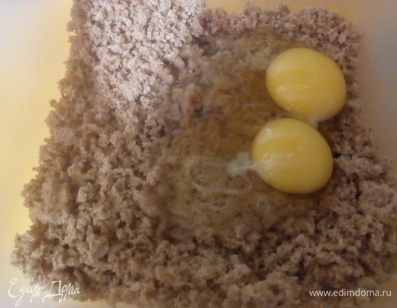 Натрите хлеб на терке и добавьте туда 2 яйца.