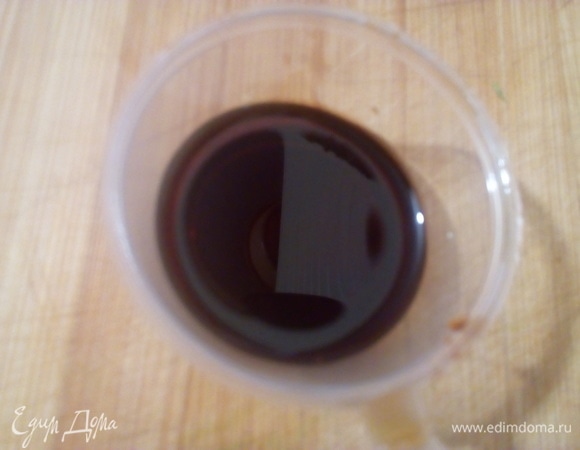 Добавить в контейнер соус.