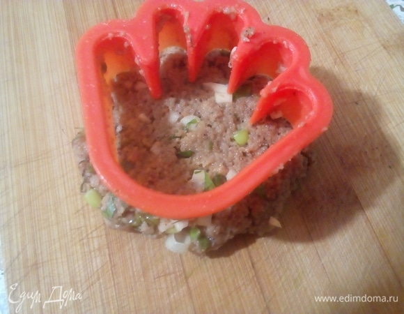 Формочкой вырежьте фигурные тосты.