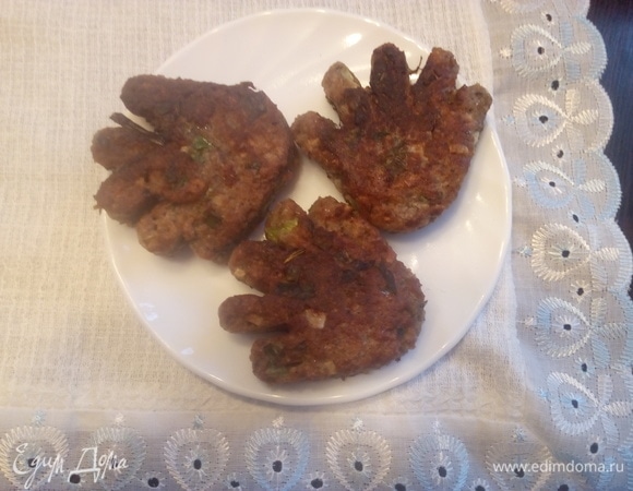 Готовые тосты сложить на тарелку.