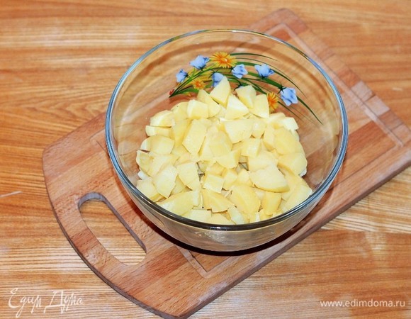 Картофель отварить в мундире, остудить, почистить и нарезать кубиками.