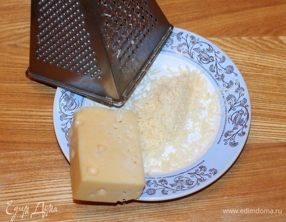 Сыр натереть на мелкой терке.
