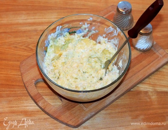 Размять картофельную массу вилкой в пюре так, чтобы в нем остались небольшие кусочки.