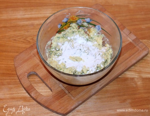 Затем добавить муку и еще раз все вымешать.