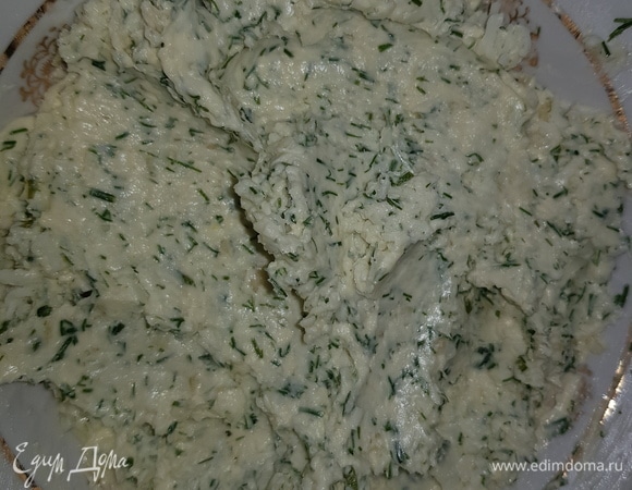 В чашке смешать натертый на мелкой терке сыр, чеснок, пропущенный через пресс, сметану, мягкое сливочное масло, мелконарезанный укроп. Все перемешать.