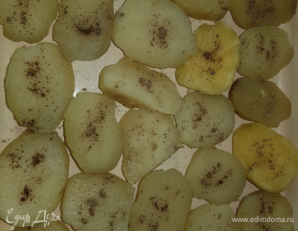 Картофель посолить и поперчить.