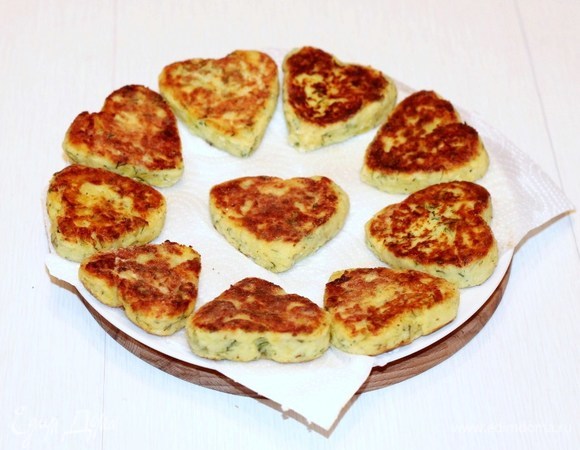 Разогреть в сковороде оливковое масло и обжаривать треугольники по 2 минуты с каждой стороны до золотистой корочки. Выложить треугольнички на бумажное полотенце, а затем — на блюдо.