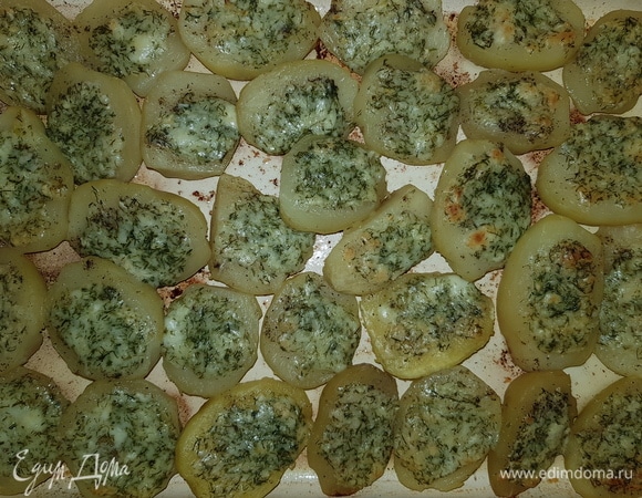 Запекать в разогретой до 220°C духовке 10–15 минут до золотистой корочки.