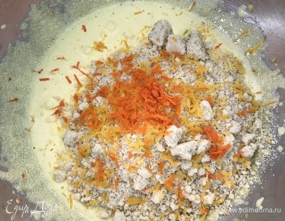 Добавить миндальную муку, цедру апельсина и лимона. Хорошо перемешать.