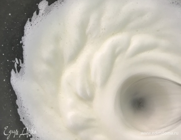Отдельно взбить белки до устойчивых пиков.