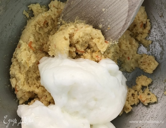 Вмешать взбитые белки в миндально-цитрусовую массу.