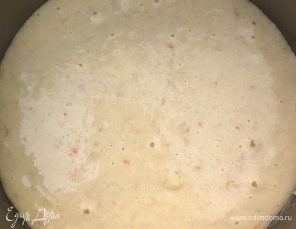 Перелить тесто в форму диаметром 18 см и выпекать 45 минут при 160°C (или до тех пор, пока пирог не станет красивого золотистого цвета). Готовый горячий пирог посыпать обжаренным и порубленным миндалем, посыпать сахарной пудрой.