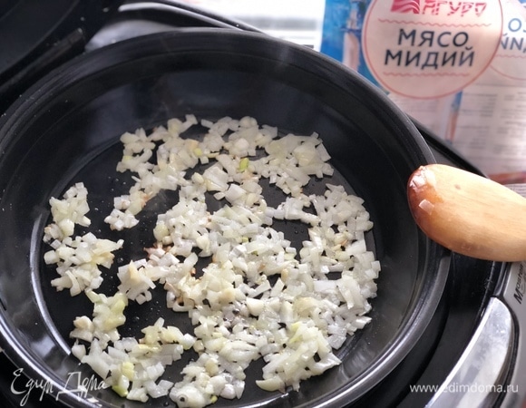 Обжариваем лук на оливковом масле.