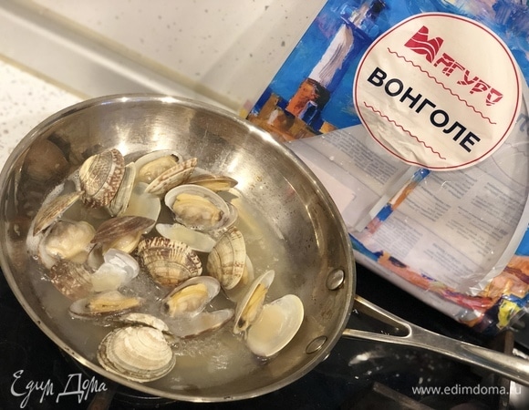 Берем замороженные вонголе, и не размораживая их перекладываем в сковородку, где уже закипает белое сухое вино.