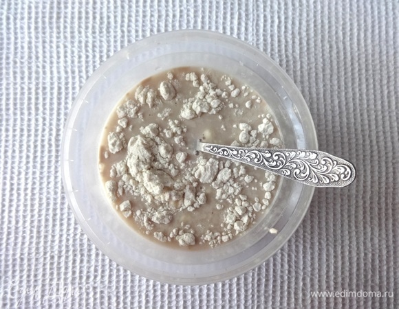 Добавить 2–3 ч. л. муки, перемешать венчиком. Поставить смесь в теплое место на 10–15 минут.