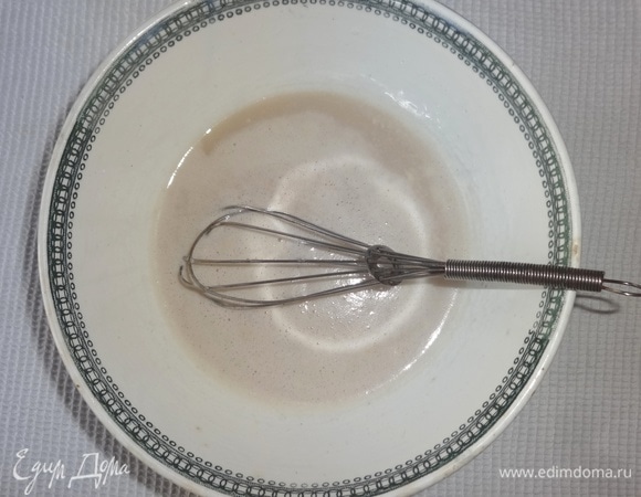 Добавить дрожжевую массу в солевой раствор, перемешать.