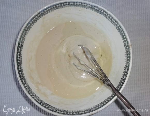 Понемногу добавлять растительное масло и вымешивать.