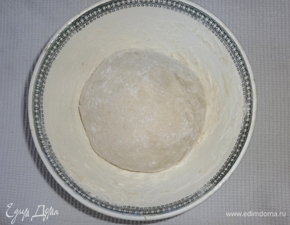 Замесить тесто, собрать в шар, накрыть пленкой и поставить в теплое место для расстойки на 1 час.