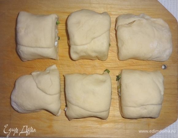 Разрезать рулет на 6 одинаковых частей.