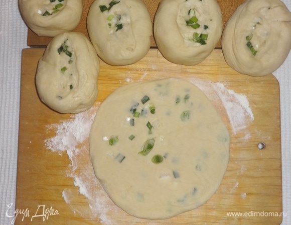 Каждую часть раскатать в лепешку, подпылив доску мукой. Ножом сделать на лепешках надрезы.