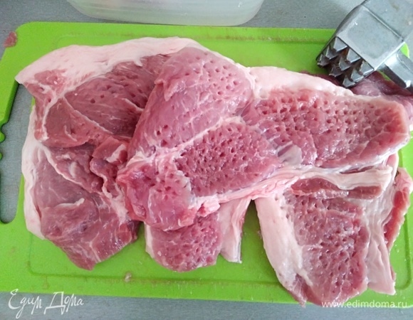Свинину (у меня окорок) хорошо промыть, обсушить. Нарезать ломтиками, немного отбить с обеих сторон.