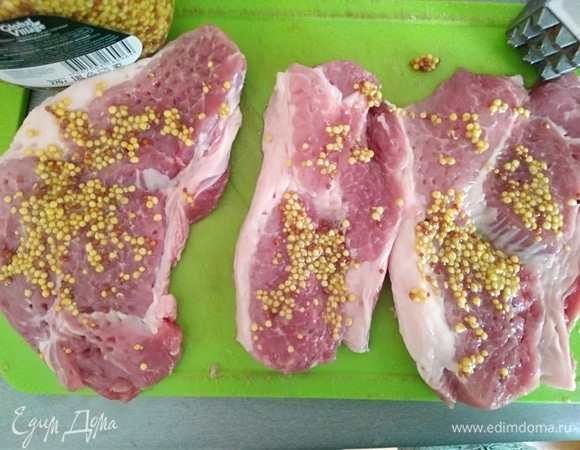 Смазать каждый кусок горчицей с двух сторон. У автора была обычная горчица, я для эксперимента взяла французскую с зернышками.