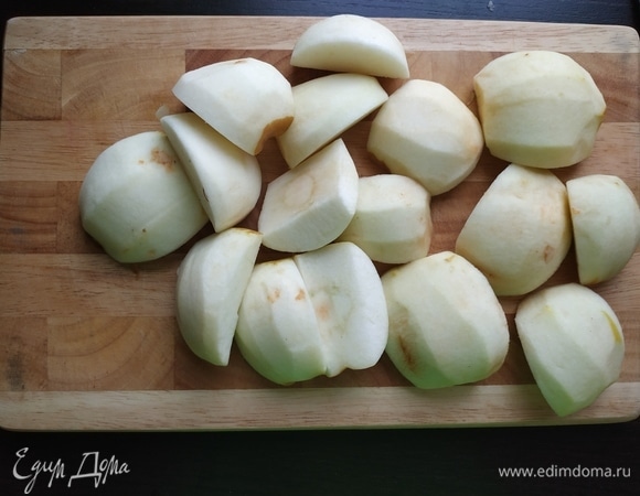 Удалить сердцевину и нарезать дольками.