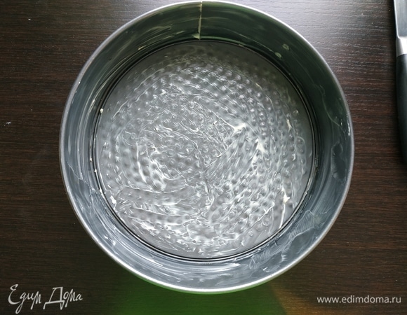 Разъемную форму смазать сливочным маслом.