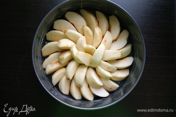 Выложить яблоки в форму плотно. Чтобы не потемнели, сбрызнуть лимонным соком.