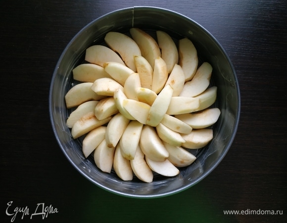 Выложить яблоки в форму плотно. Чтобы не потемнели, сбрызнуть лимонным соком.