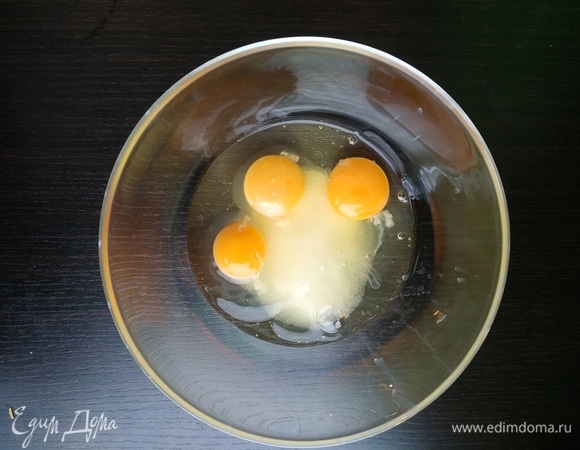 Яйца взбить вместе с сахаром добела.