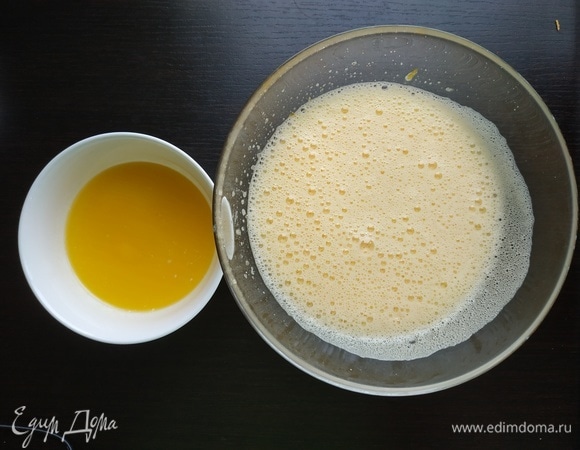 Сливочное масло растопить, слегка остудить и постепенно ввести в тесто, продолжая взбивать.