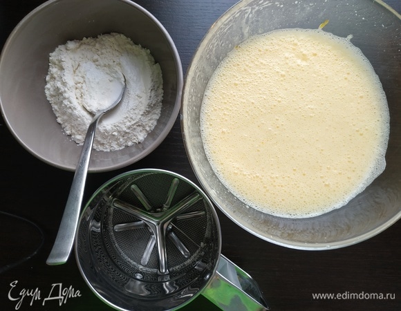 Муку смешать с разрыхлителем и солью, просеять в тесто, продолжая взбивать.