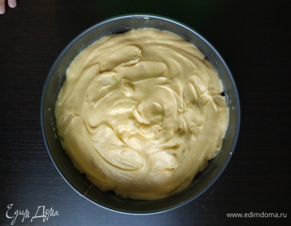 Залить яблоки тестом и поставить в духовку на 30 минут при температуре 190°C. Я готовлю дольше — около 50 минут. Затем достать, аккуратно перевернуть, посыпать сахарной пудрой и отправить под гриль на 3 минуты.