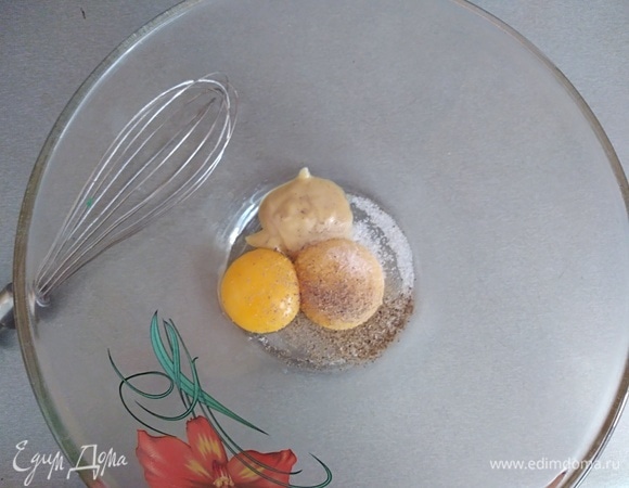 Домашний майонез будем готовить с помощью небольшого венчика. Яичные желтки должны быть комнатной температуры, поэтому нужно заранее достать яйца из холодильника. Соединить в миске желтки, горчицу, щепотку соли и перца.