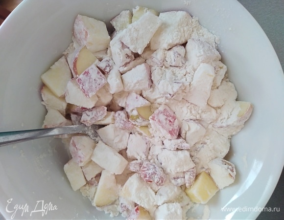 Смешать мучную смесь с яблоком и курагой.