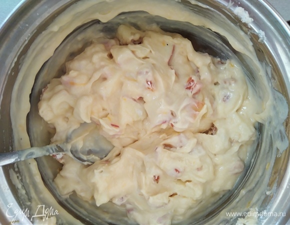 Соединить жидкую массу и мучную с фруктами. Перемешать. Духовку разогреть до 180°C.