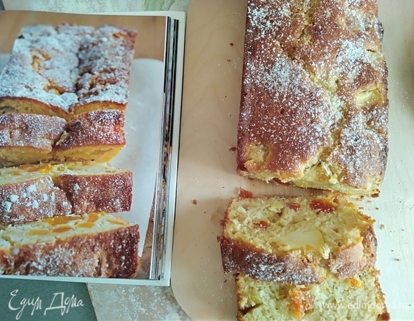 Выпекать 30 минут. У автора указано 45–50 минут. В любом случае проверьте готовность сухой палочкой. Остудить. Посыпать сахарной пудрой и нарезать на кусочки.