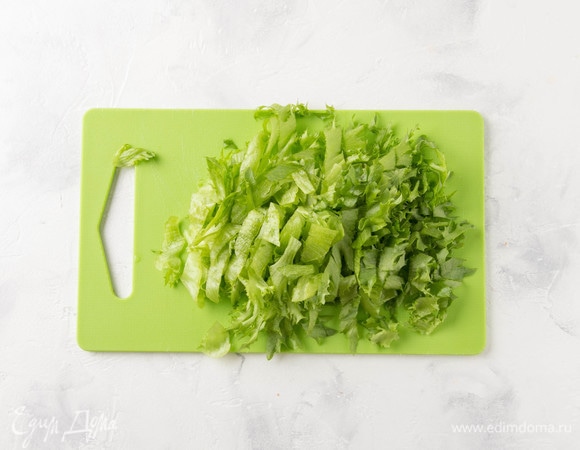 Нарезать салат довольно мелко.