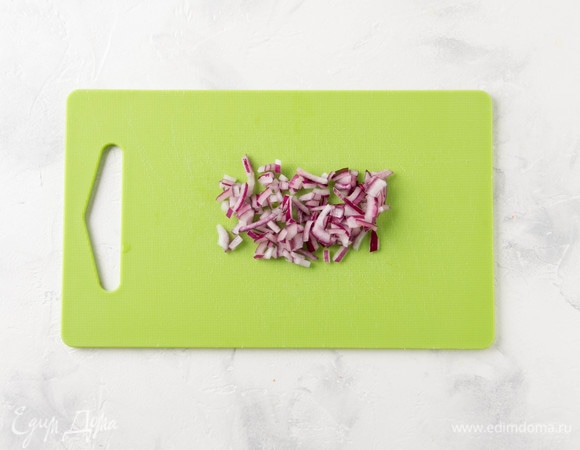 Мелко нарезать красный лук.