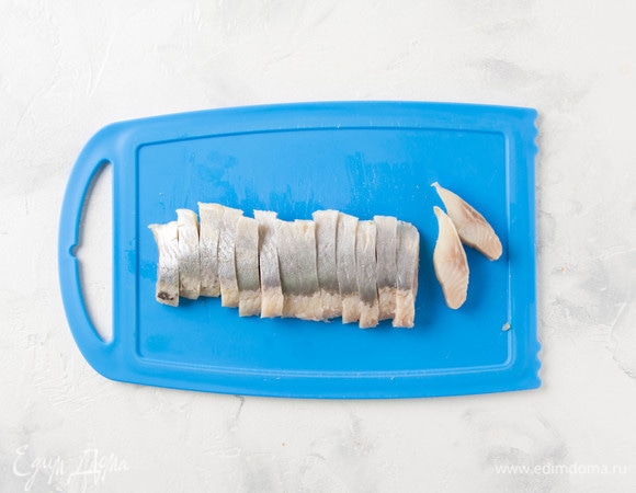 Сельдь нарезать небольшими кусочками.