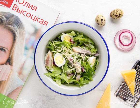 Выложить на тарелку или в миску и натереть сверху сыр.