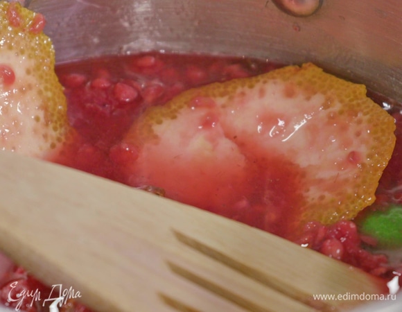 В сотейник выложить замороженную малину, влить полбокала вина, добавить корицу, ваниль, цедру апельсина, кусочек лайма и сахар. Перемешать и варить на медленном огне 5–7 минут.