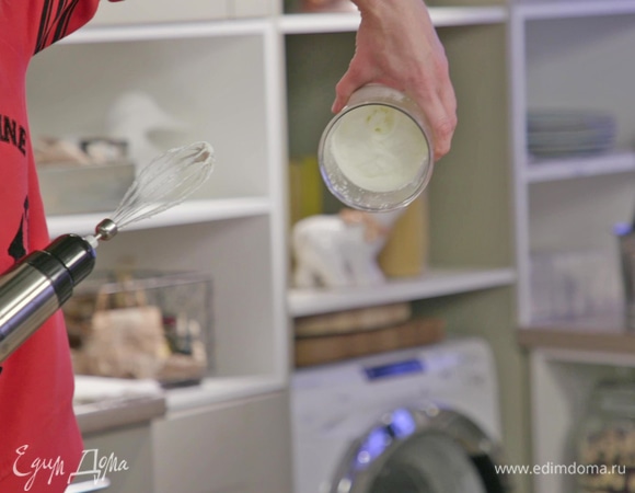 Взбить сливки в плотную пену.