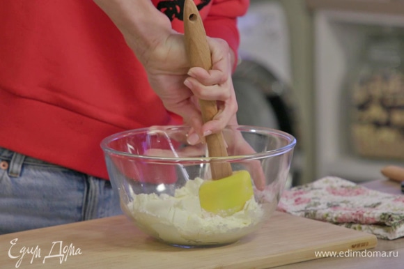 К сливочному сыру добавить сахарную пудру и аккуратно размять его лопаткой.