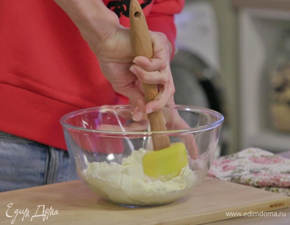 К сливочному сыру добавить сахарную пудру и аккуратно размять его лопаткой.