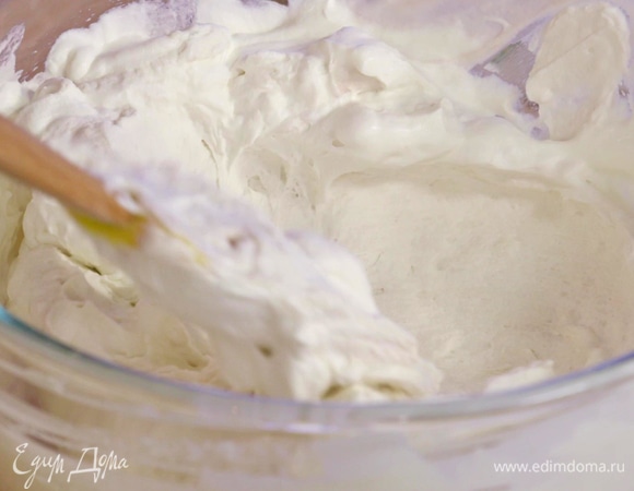 Треть или четверть взбитых сливок тщательно смешать с сыром. Оставшиеся сливки тоже добавить к массе, но вмешивать более аккуратно. Крем убрать ненадолго в холодильник.
